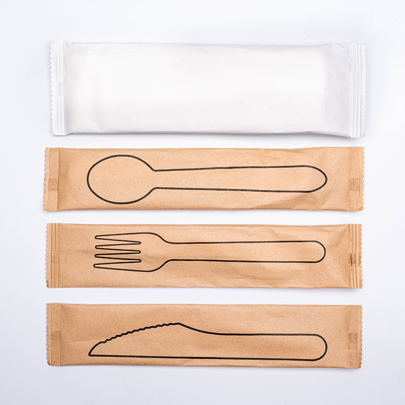 เครื่องใช้บนโต๊ะอาหารไม้